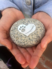 Quotable Cuffs piedra con corazón y huella: regalo de duelo significativo