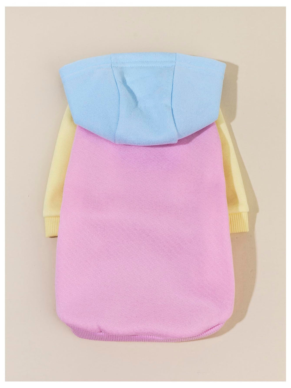 QWINEE Basic Sudadera con Capucha para Perro, modelo usando, muestra versatilidad en casa y paseo.