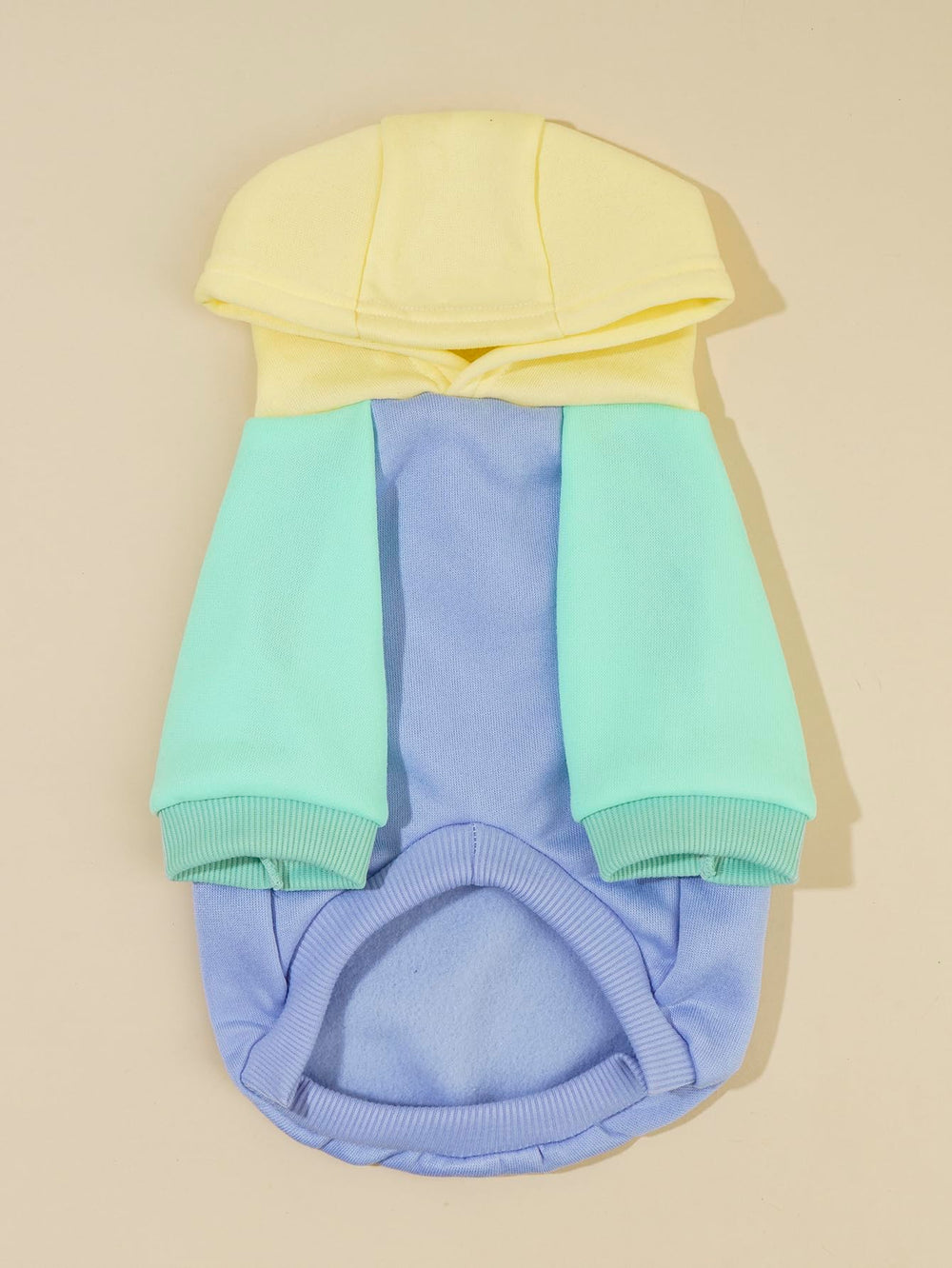 QWINEE sudadera para perro con capucha, vista trasera y diseño práctico.