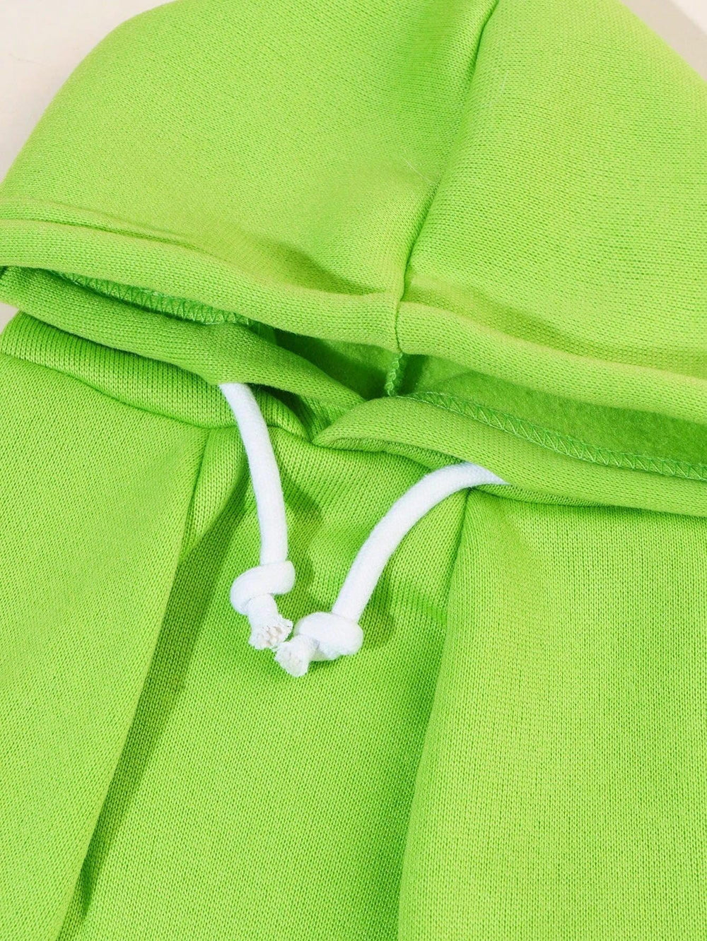QWINEE sudadera verde, detalle de costuras duraderas