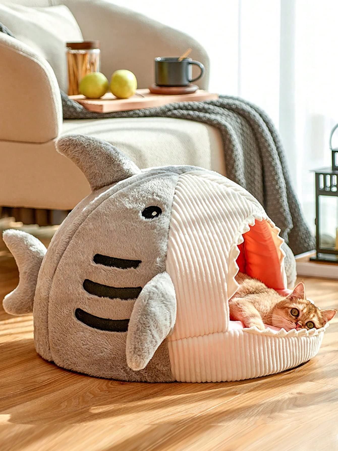 Cama QWINEE gris, textura suave al tacto para relajación.
