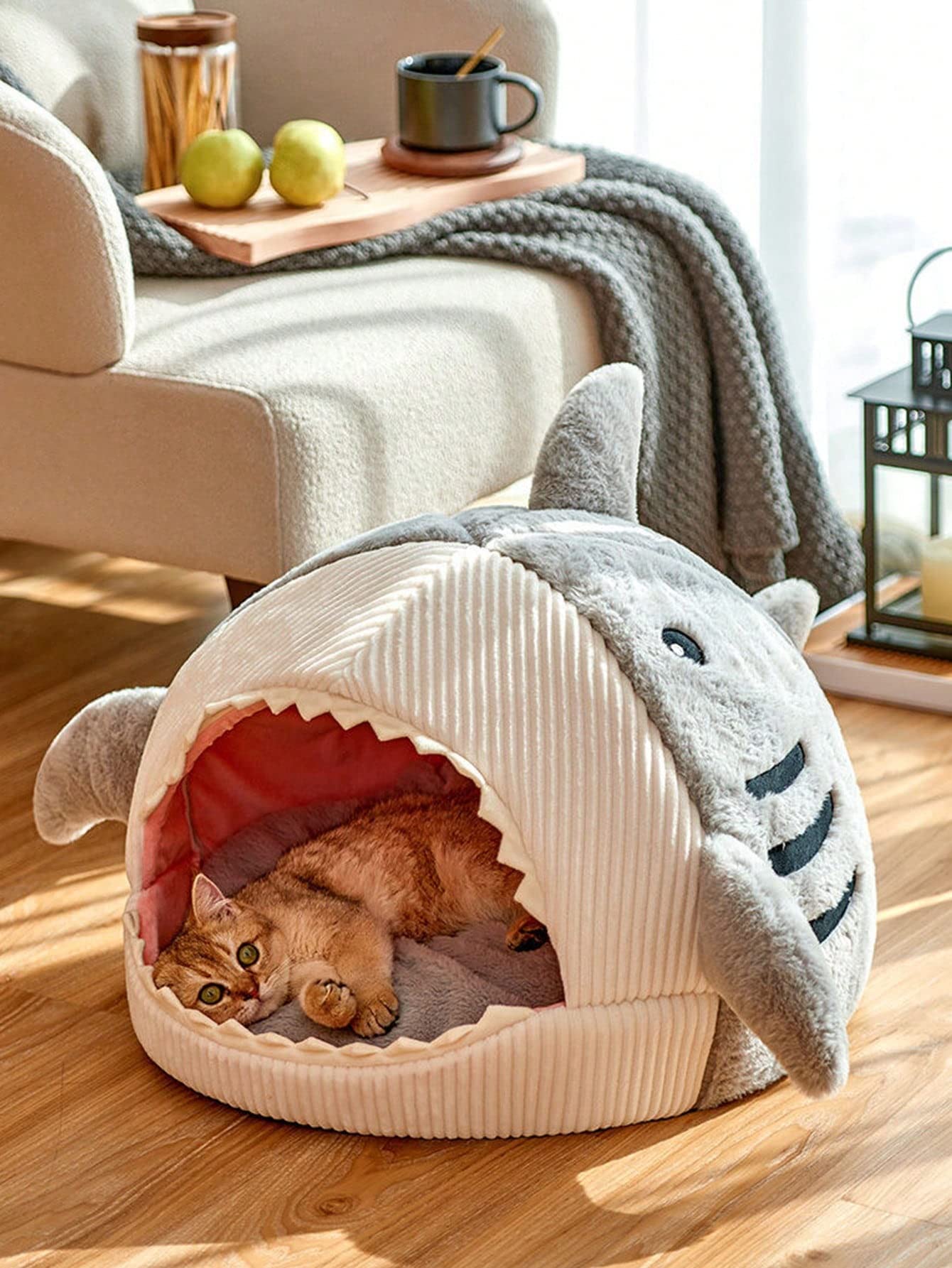 Cama QWINEE para gato con forma de tiburón, vista lateral y estabilidad.