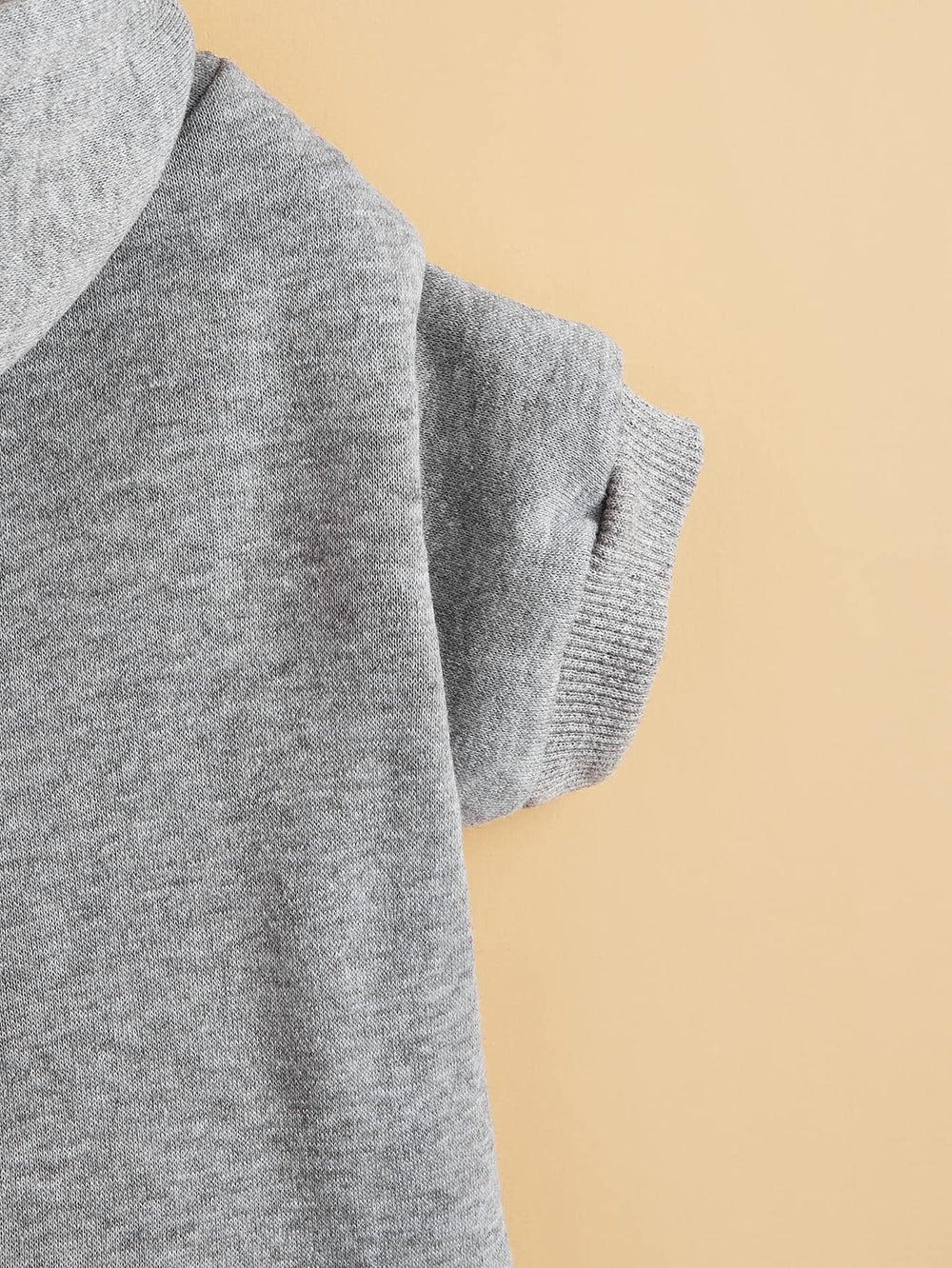 Detalle de capucha y cordón en la sudadera QWINEE para estilo y calor.