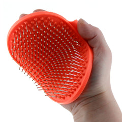 Cepillo desenredante Raw Paws en la mano para deshacer nudos con suavidad