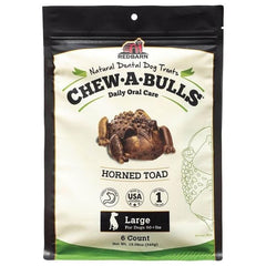 Un perro disfrutando de Redbarn Chew-A-Bulls como masticable dental