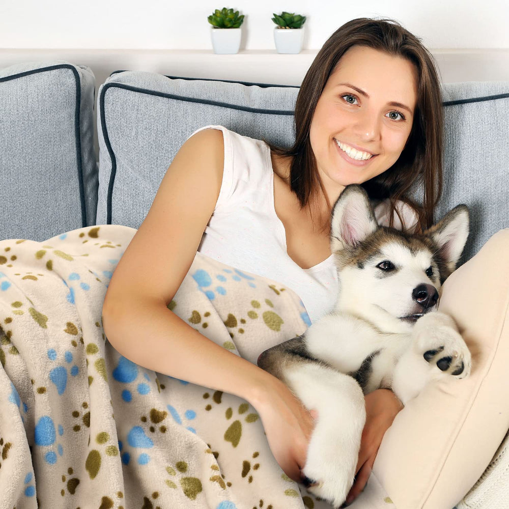 Rezutan manta lavable a máquina, mantiene limpieza y reduce pelo en muebles.