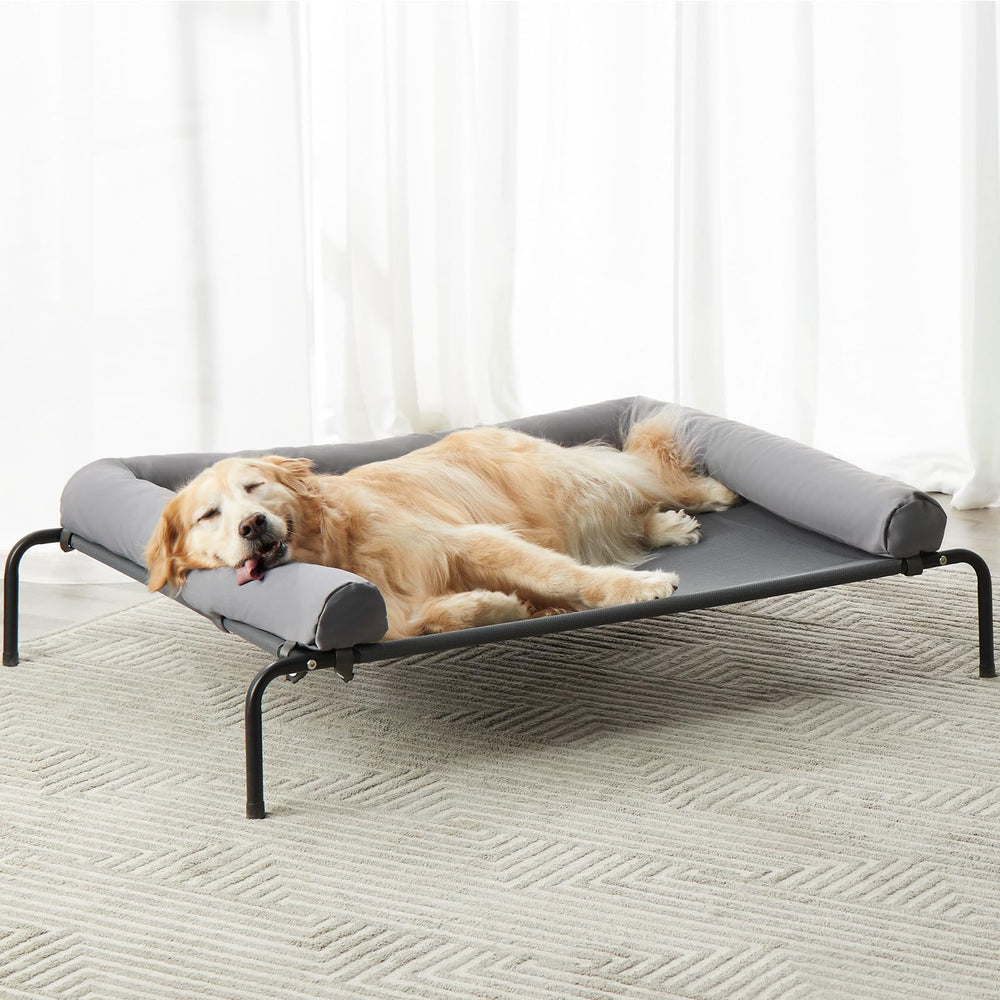 Cama elevada RRPETHOME con enfriamiento, ideal para días cálidos al aire libre.