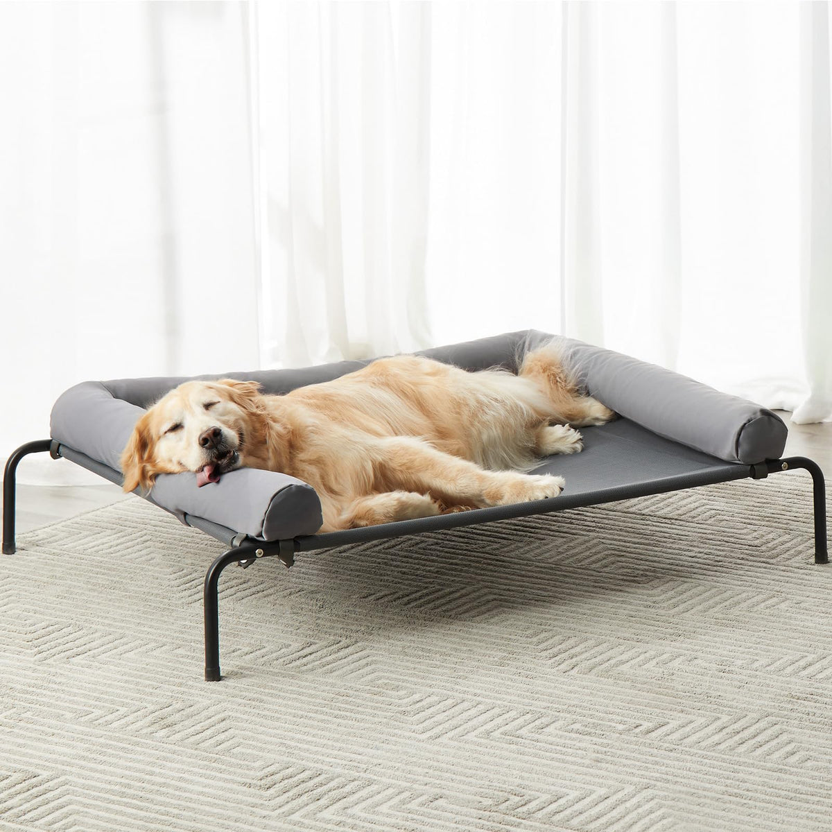 Cama elevada RRPETHOME con enfriamiento, ideal para días cálidos al aire libre.