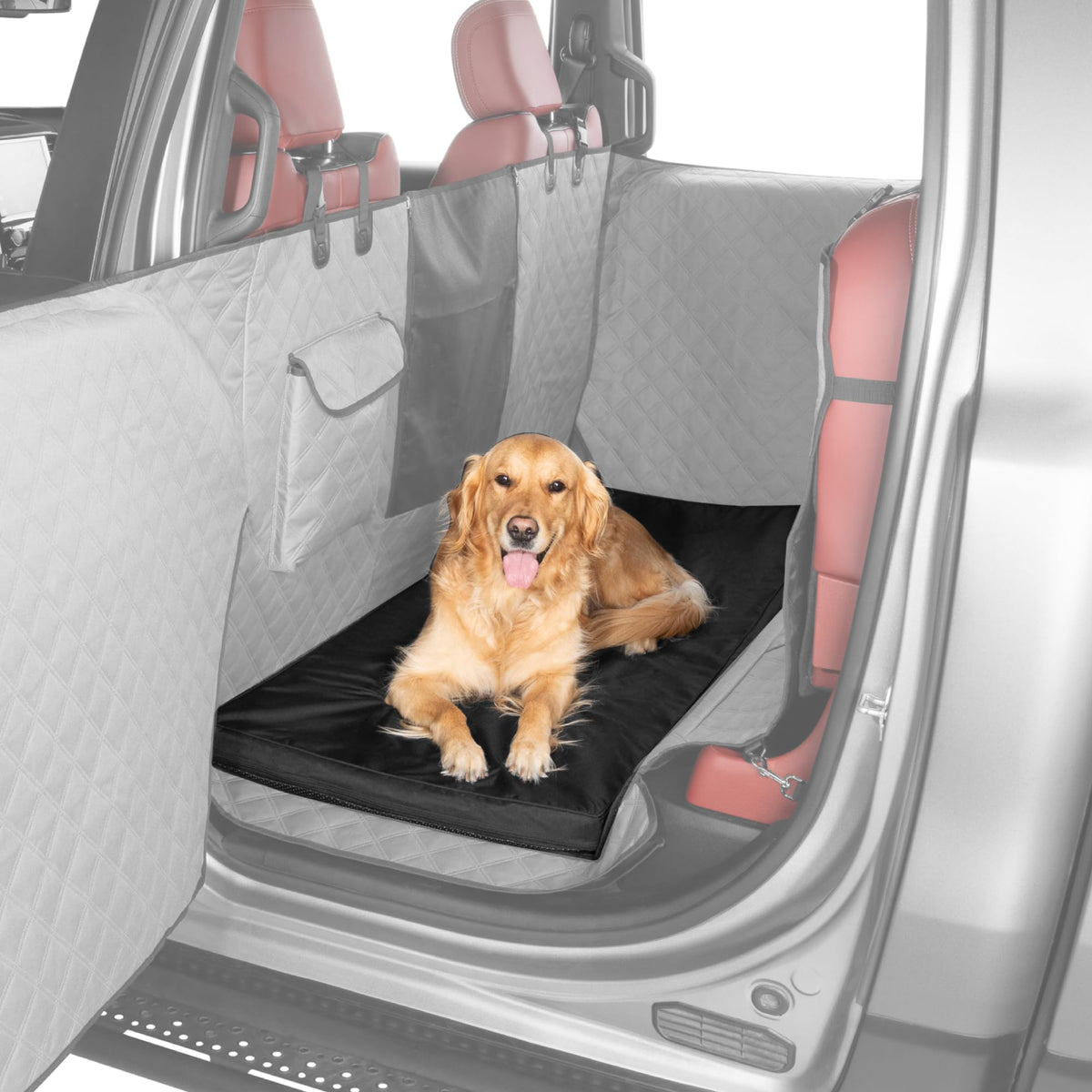 Cama Ruff Liners en asiento trasero para camión, comodidad para paseos largos.