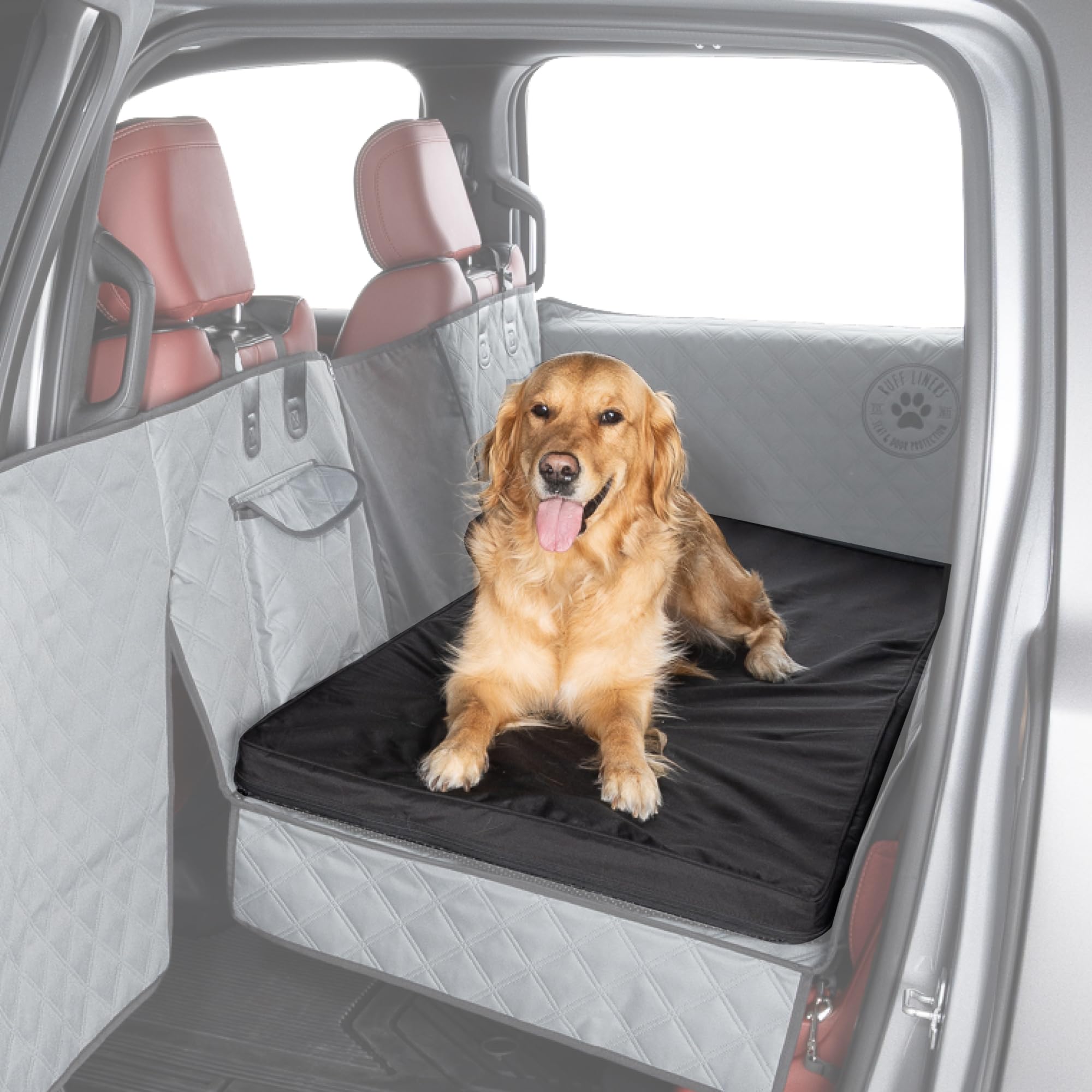 Cama Ruff Liners para perro en la trasera del coche, ideal para viajes largos.