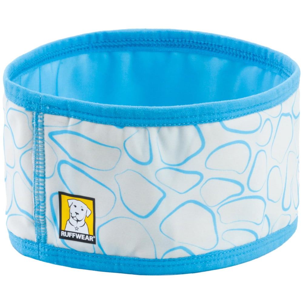 Ruffwear enfriador de cuello evaporativo en acción para perros activos durante caminatas.