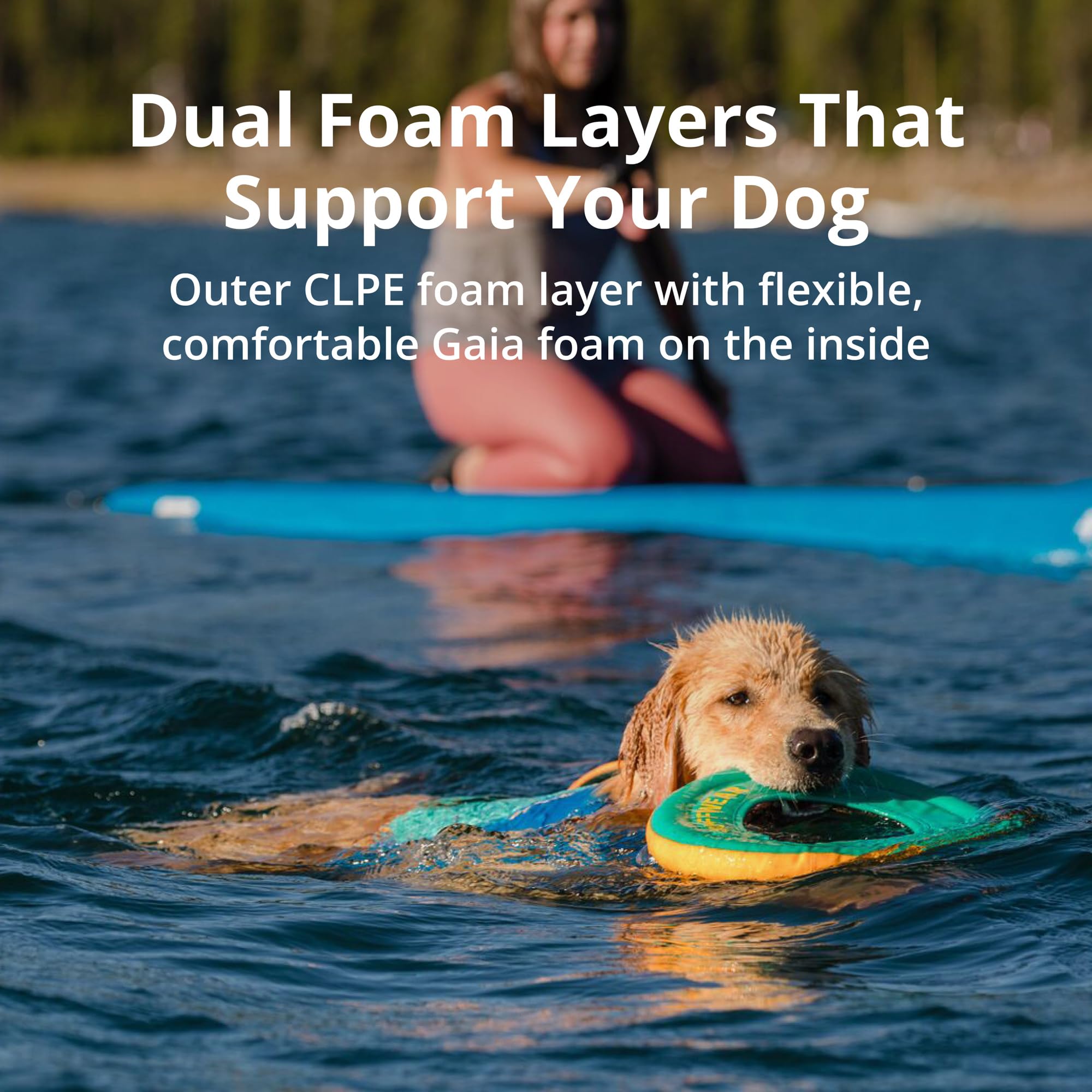 Ruffwear Float Coat ofrece cierre de cuello ajustable para un ajuste cómodo.