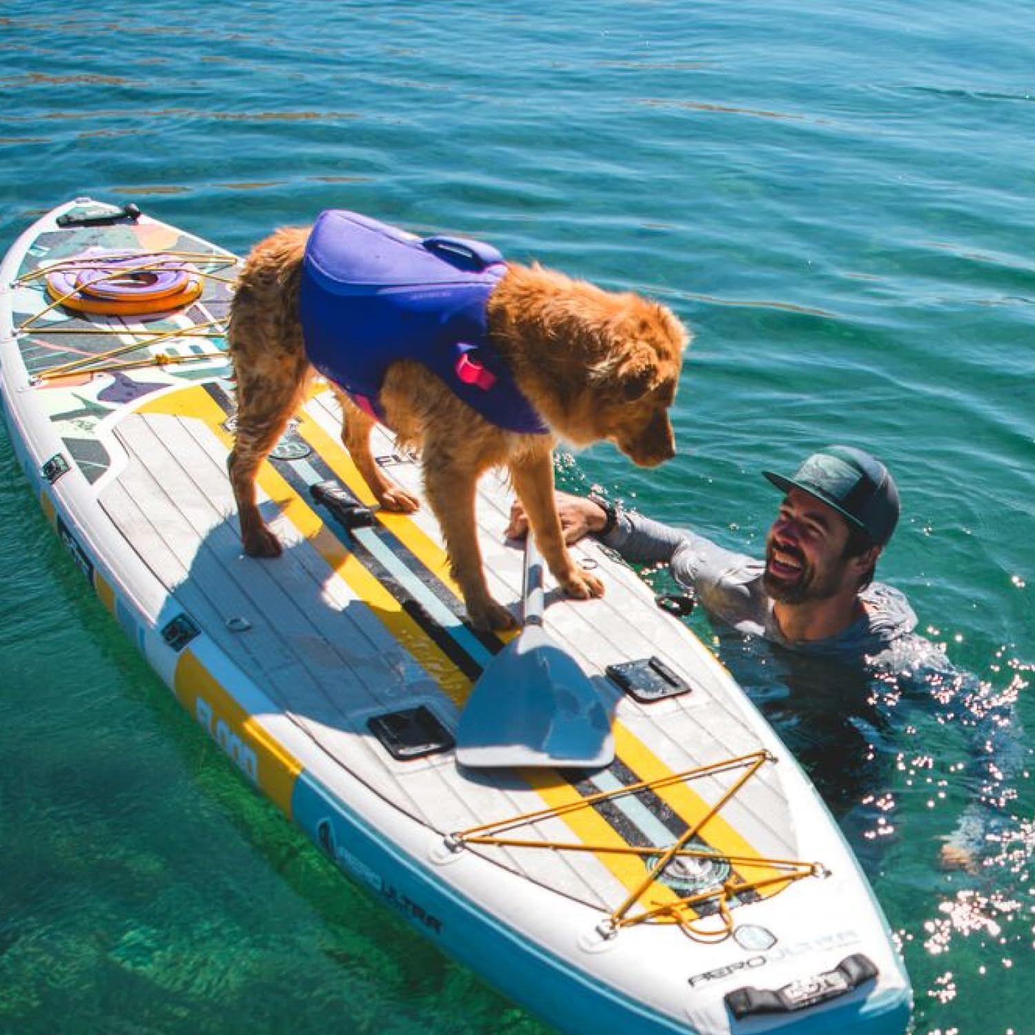 Ruffwear Float Coat adecuado para uso en bote y remo.