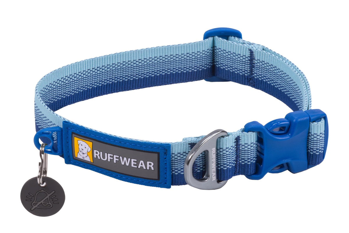 Ruffwear Front Range Collar demuestra durabilidad para paseos diarios seguros.