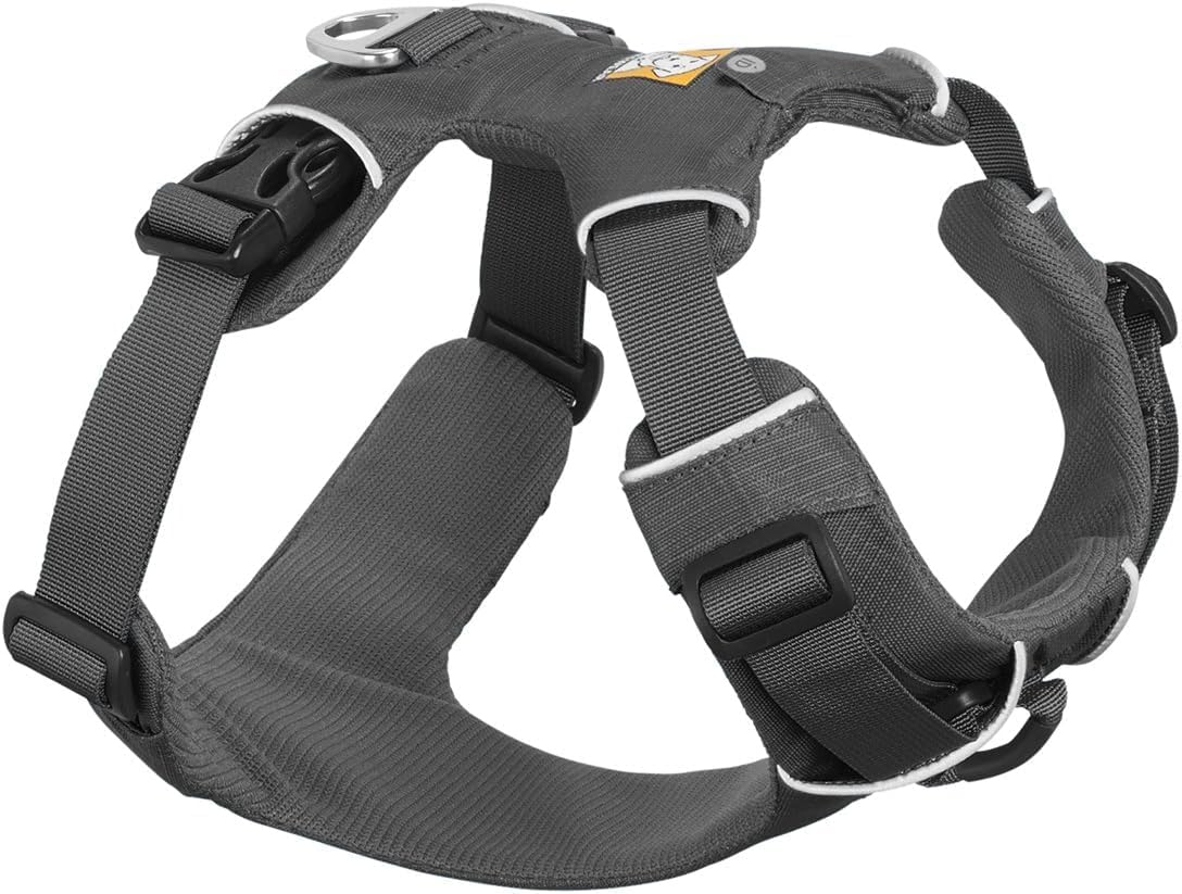 Ruffwear Front Range con doble anilla trasera para caminatas más controladas.