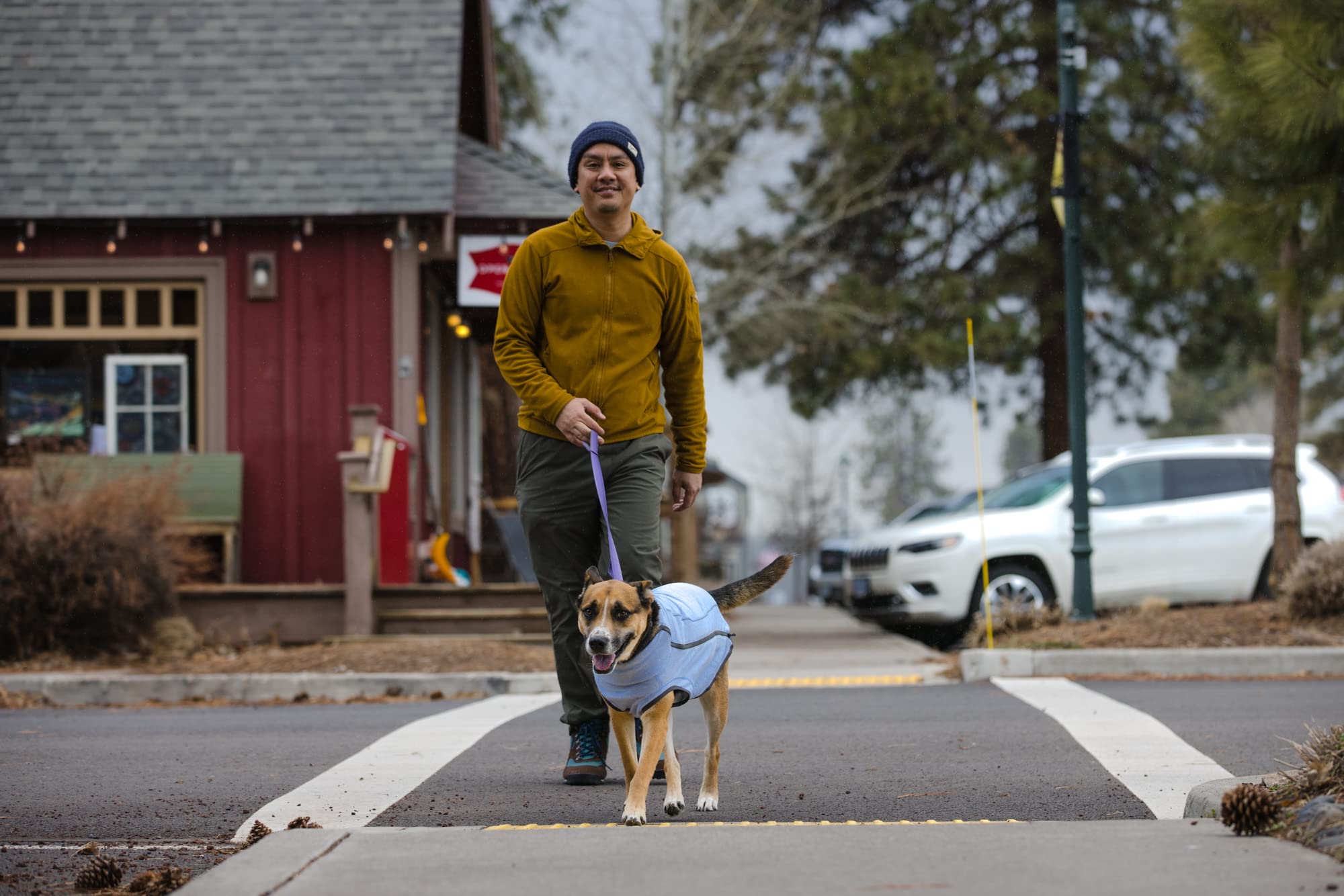 Ruffwear Hemp Hound Sweater ajuste regular: pensado para hombros anchos.
