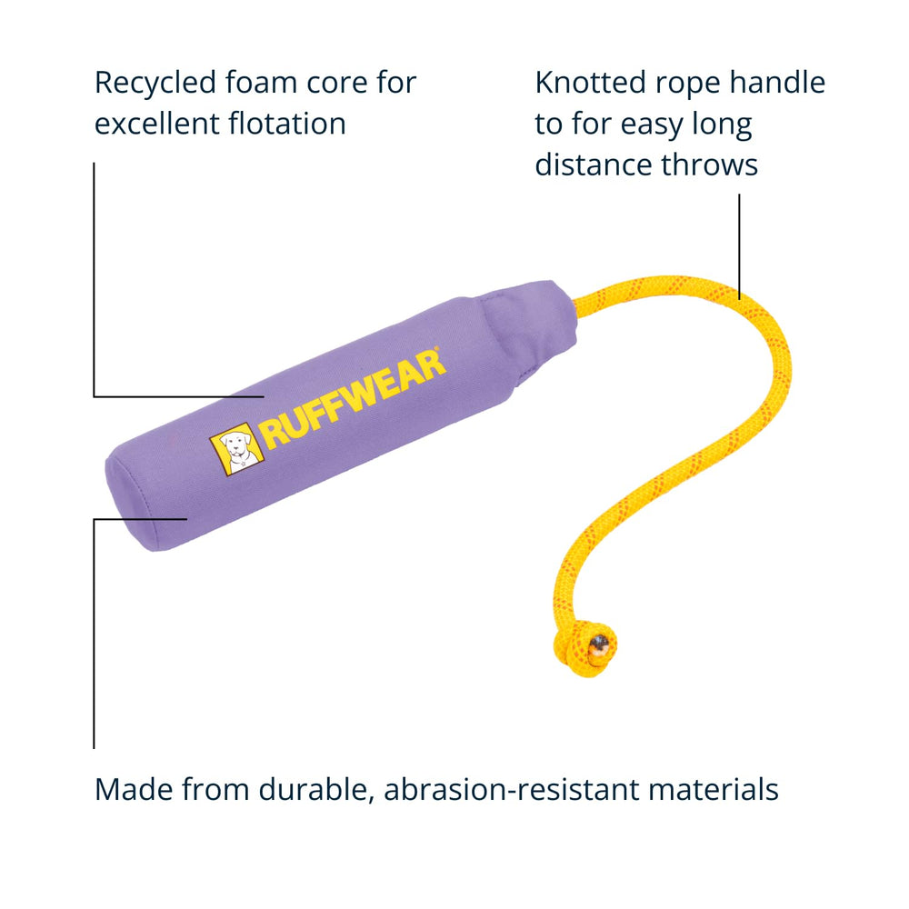 Ruffwear Lunker suave para dientes y encías durante el juego de búsqueda.