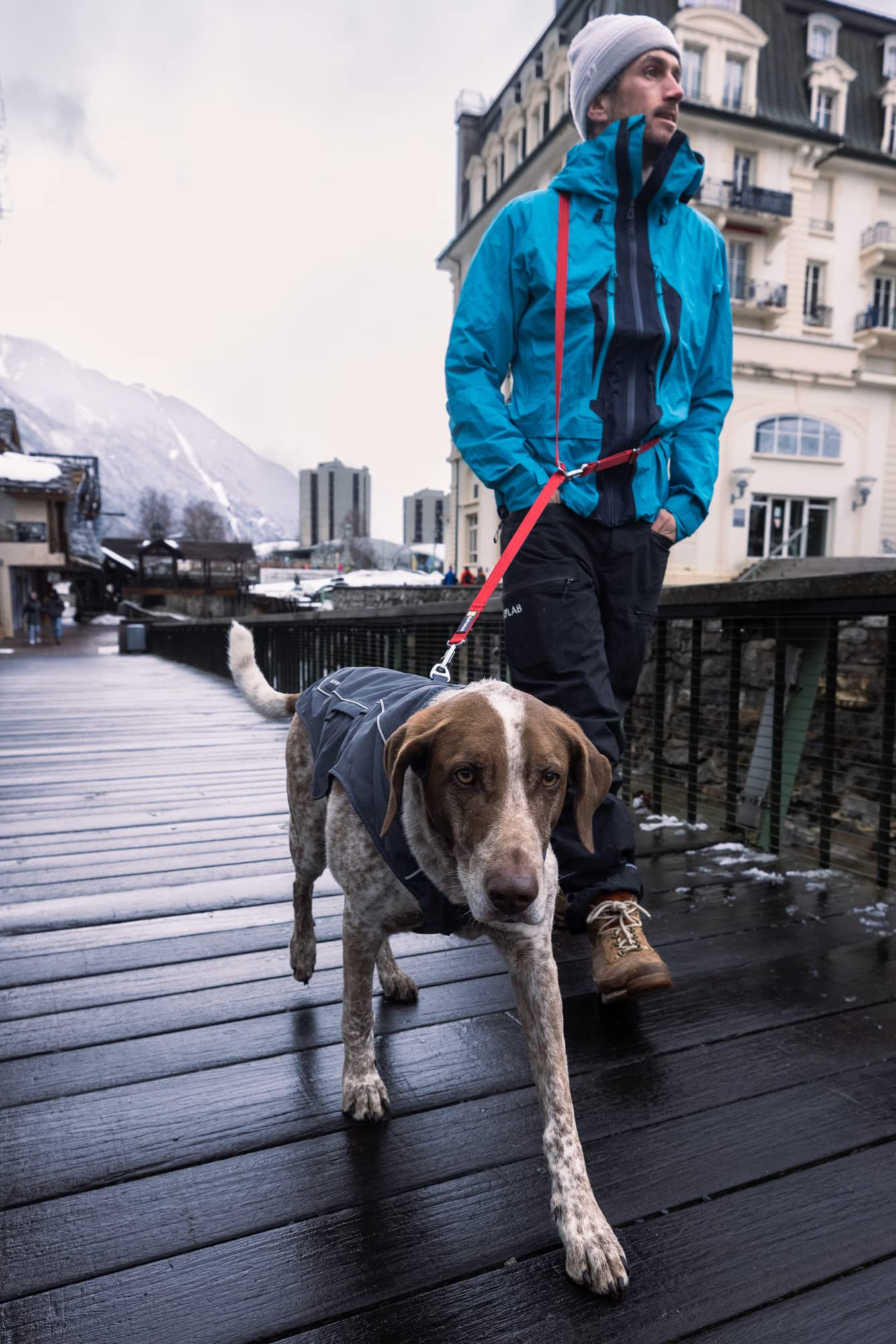 Ajuste cómodo en pecho y espalda de Ruffwear Overcoat Fuse.
