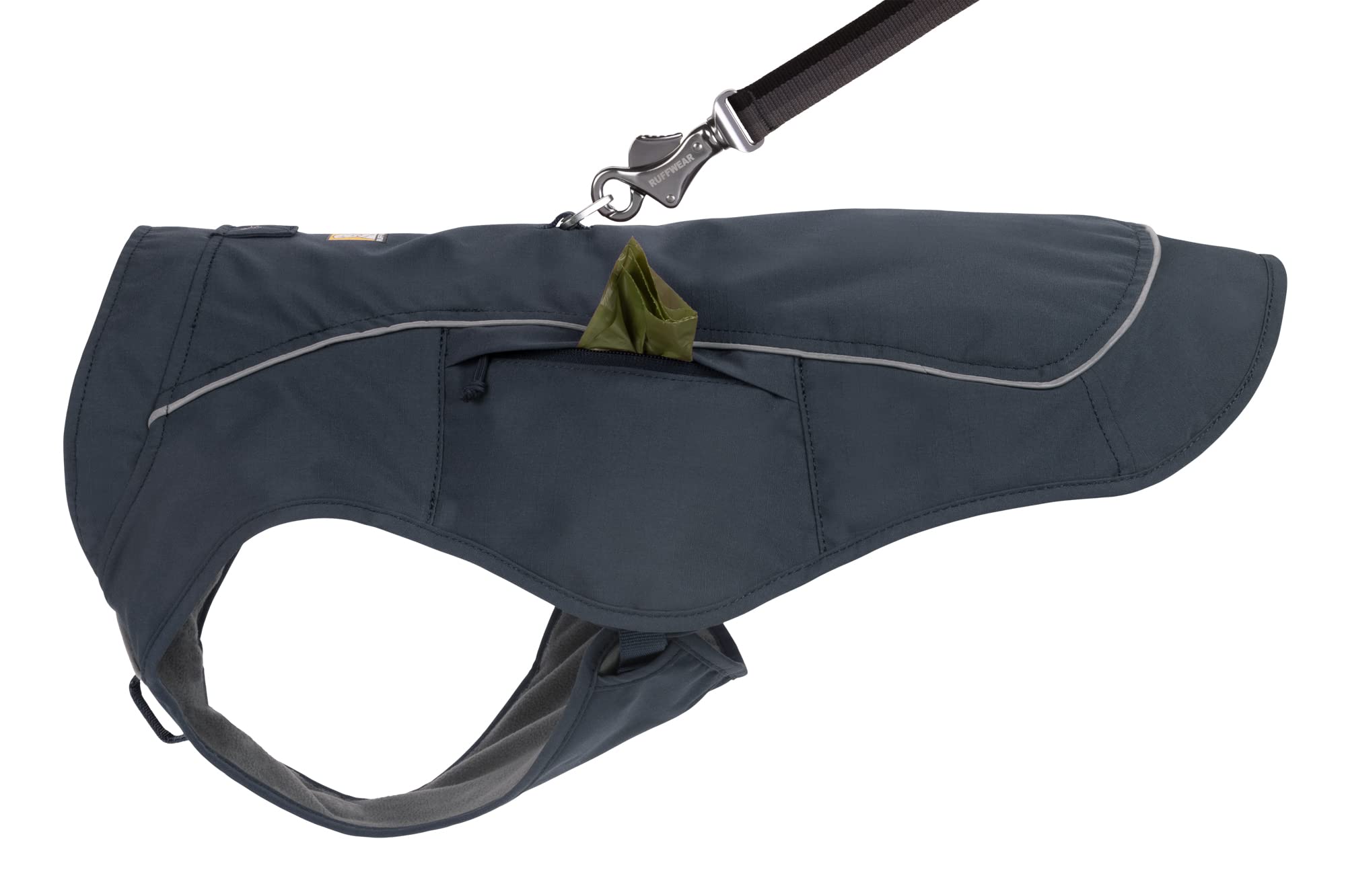 Banda reflectante en Ruffwear Overcoat Fuse para visibilidad nocturna.