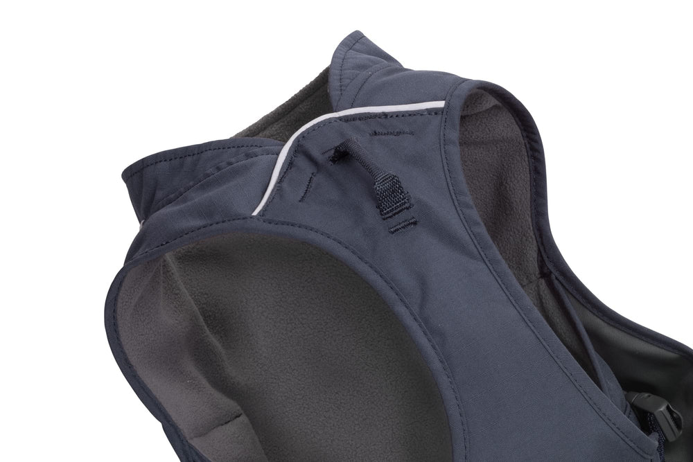 Hebillas laterales de fácil acceso en Ruffwear Overcoat Fuse.