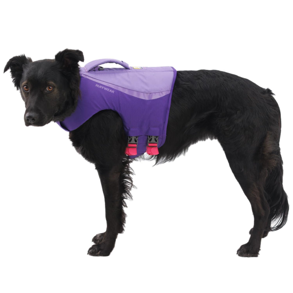 Paneles de espuma Ruffwear que apoyan el nado natural del perro.