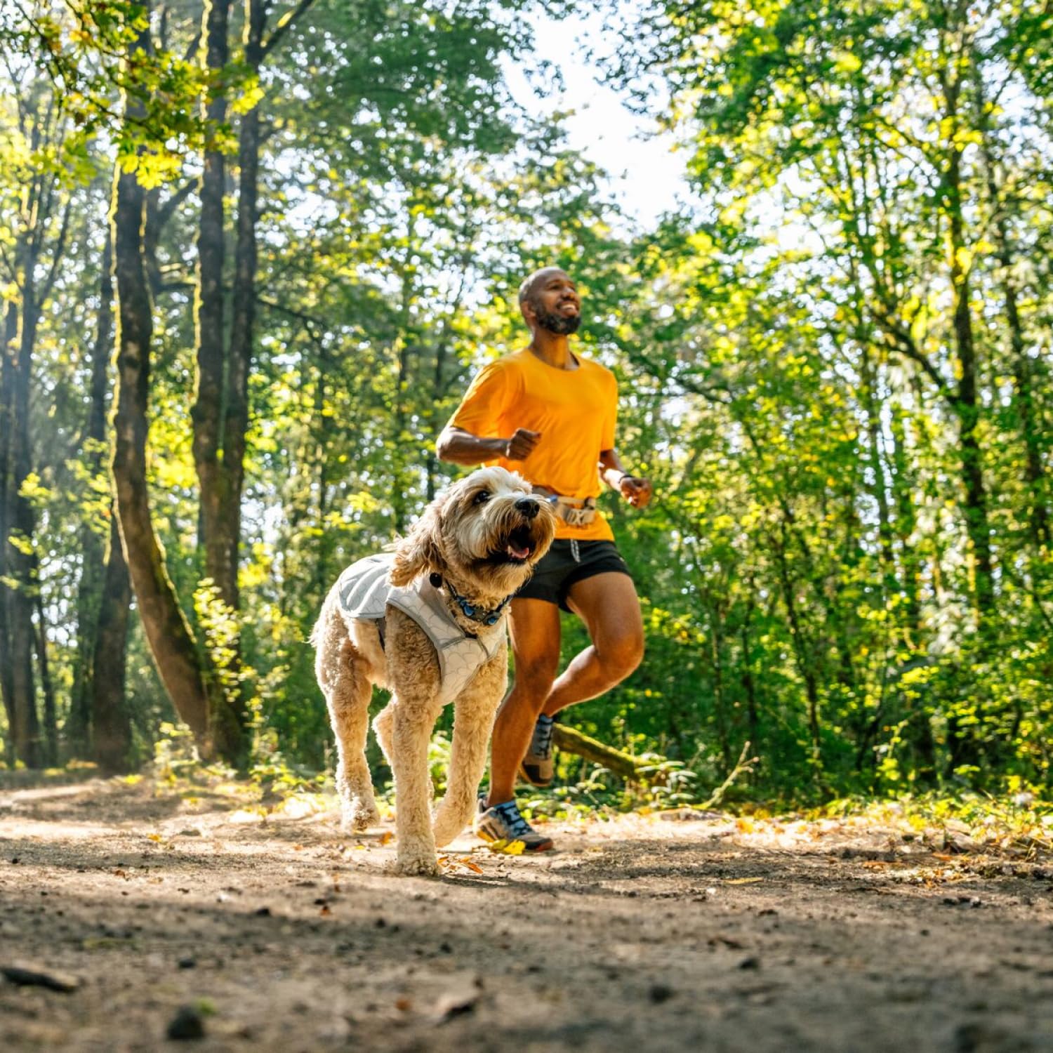 Chaleco Ruffwear Swamp Cooler ajuste relajado y bordes reflectivos para visibilidad nocturna.