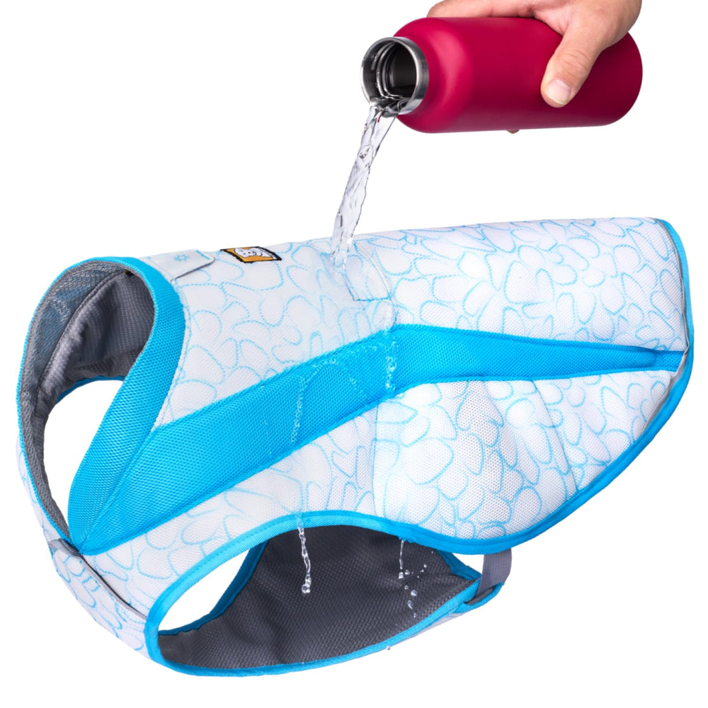 Chaleco Ruffwear con cierres laterales fáciles de usar para ponérselo.