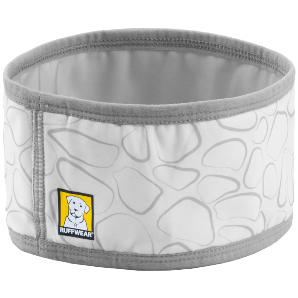 Ruffwear Swamp Cooler: cuello para perro en grafito gris durante paseo.