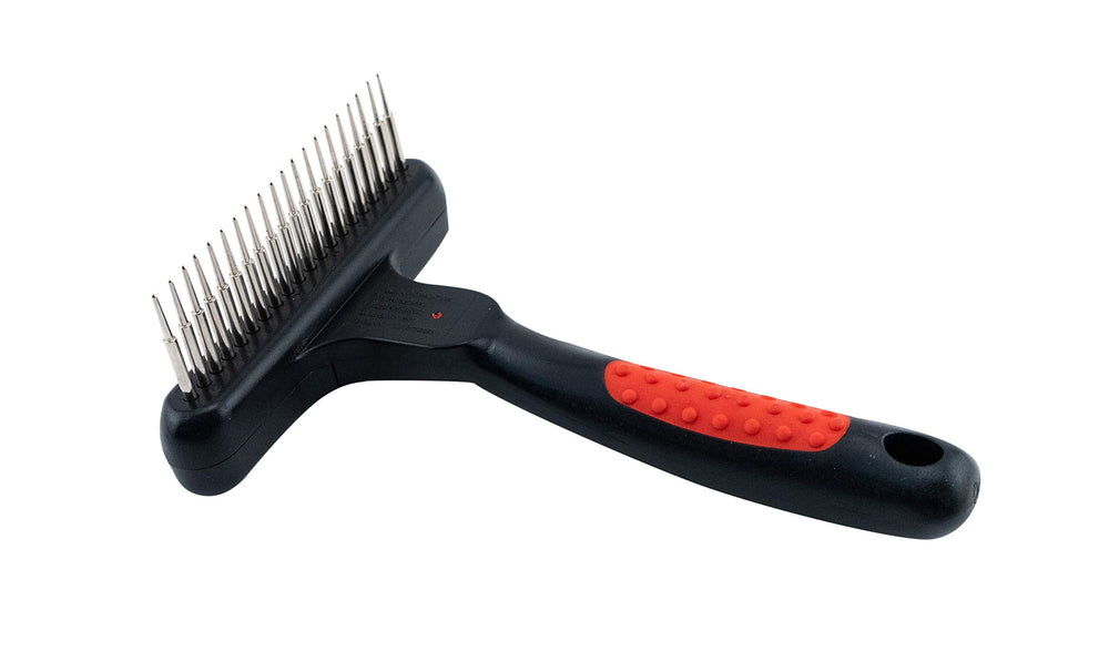 Ryans Paw Brothers Magic Spring Undercoat Rake, vista frontal, elimina subpelaje sin dañar el pelaje superior.