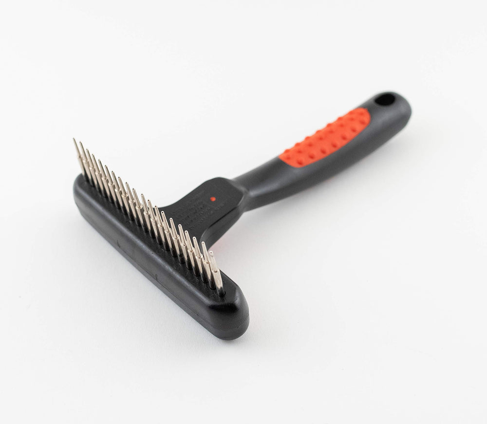 Ryans Paw Brothers Magic Spring Undercoat Rake, mango ergonómico, agarre cómodo para sesiones largas de cepillado.
