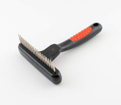 Ryans Paw Brothers Magic Spring Undercoat Rake, mango ergonómico, agarre cómodo para sesiones largas de cepillado.
