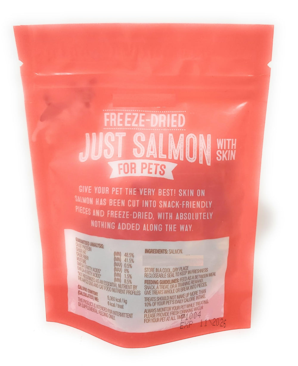 Trozos de salmón liofilizado con piel, ideales para añadir a la comida de perros y gatos.