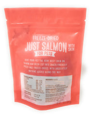 Trozos de salmón liofilizado con piel, ideales para añadir a la comida de perros y gatos.