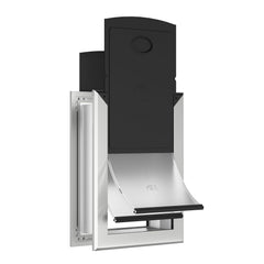 Puerta Sammak para perro grande instalada en pared exterior para acceso cómodo.