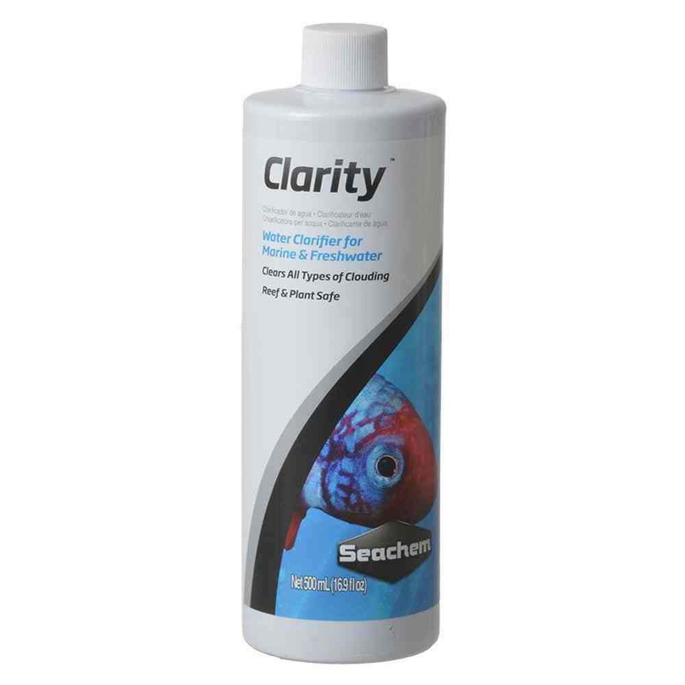 Seachem CLARITY, botella vertiendo, mejora la claridad del agua en acuarios.
