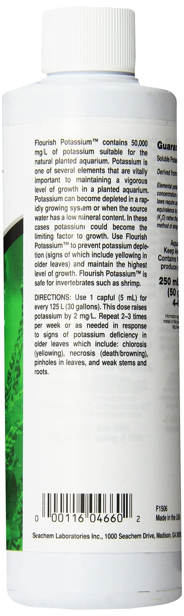 Seachem Flourish Potassium se vierte en el acuario para apoyar crecimiento de plantas