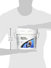 Seachem Neutral Regulator, escena de acuario, mantiene pH estable para peces.