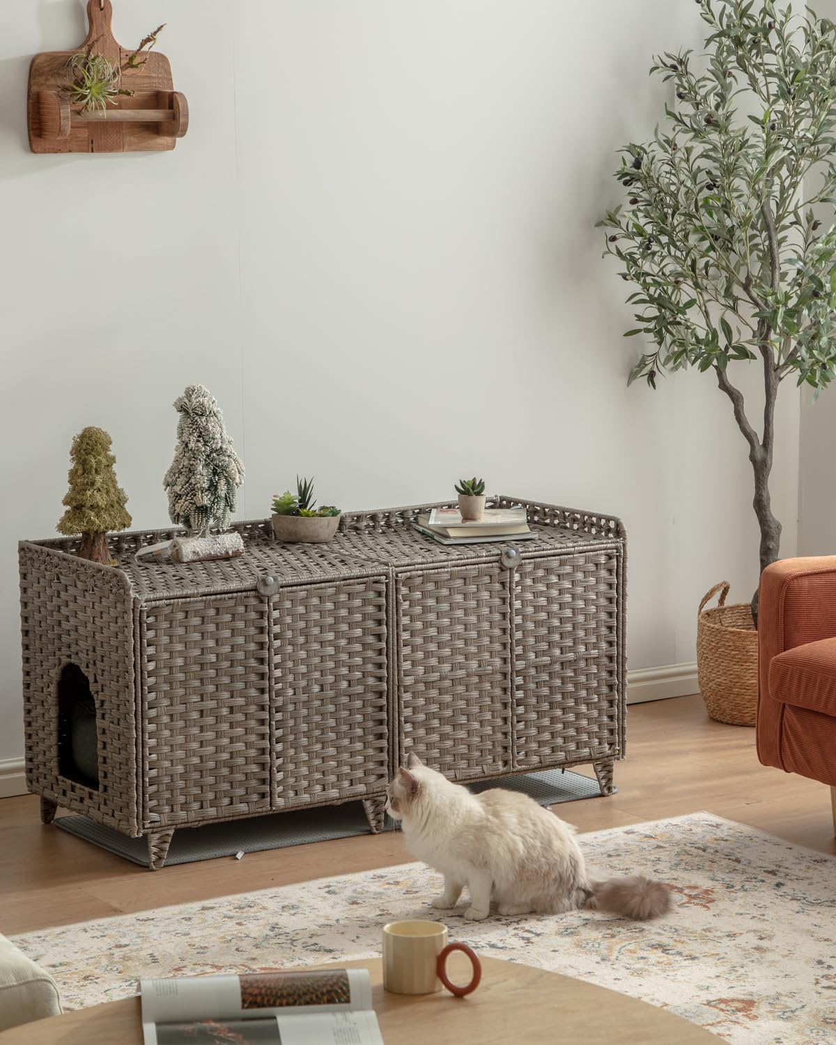 SETVSON caseta-arena-doble-gatos-detalle-rattan, diseño estético que se integra al hogar.