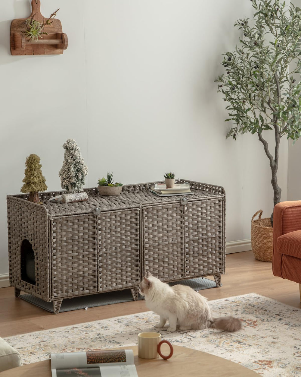 SETVSON caseta-arena-doble-gatos-detalle-rattan, diseño estético que se integra al hogar.