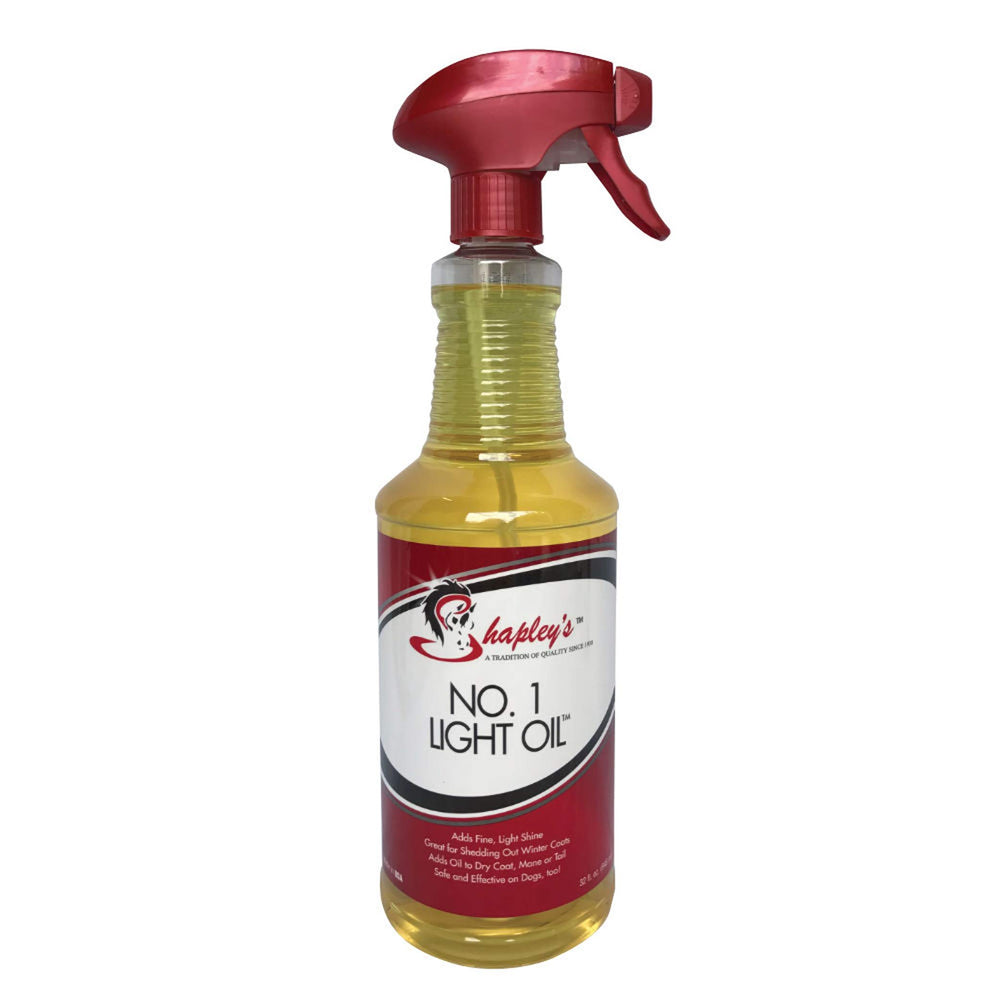 Shapley's No.1 Light Oil durante el vertido de la botella para un pelaje brillante y suave
