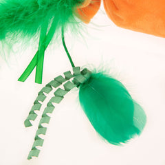 SmartyKat Kolossal Karrot Crinkle Kicker muestra el crujido para juego activo