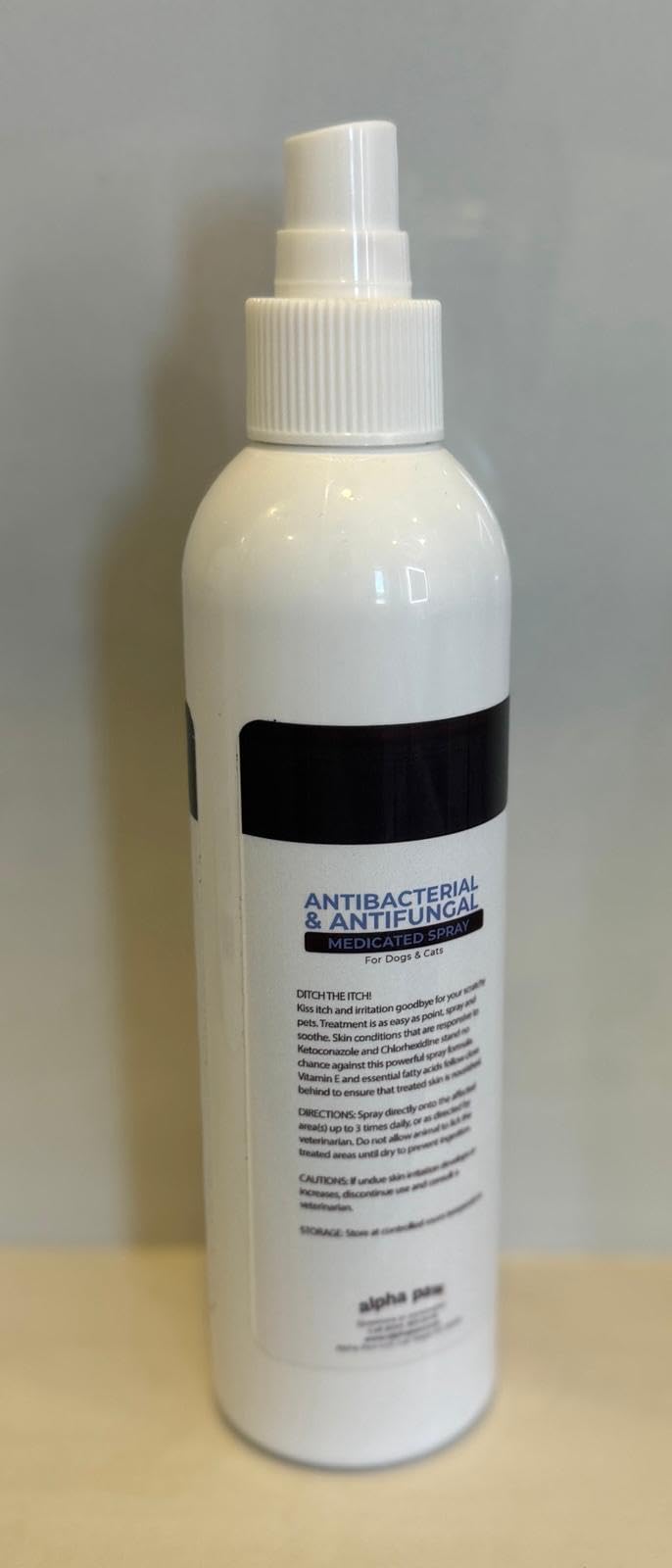 Aplicación del atomizador Smiling Paws Pets Advanced Spray en mascotas.