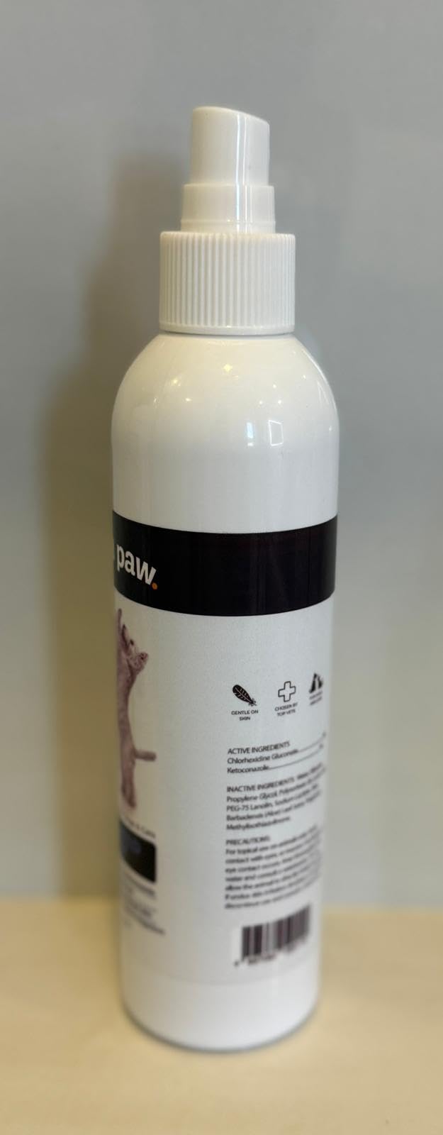 Spray refrescante para mascotas Smiling Paws Pets Advanced Spray en uso diario.