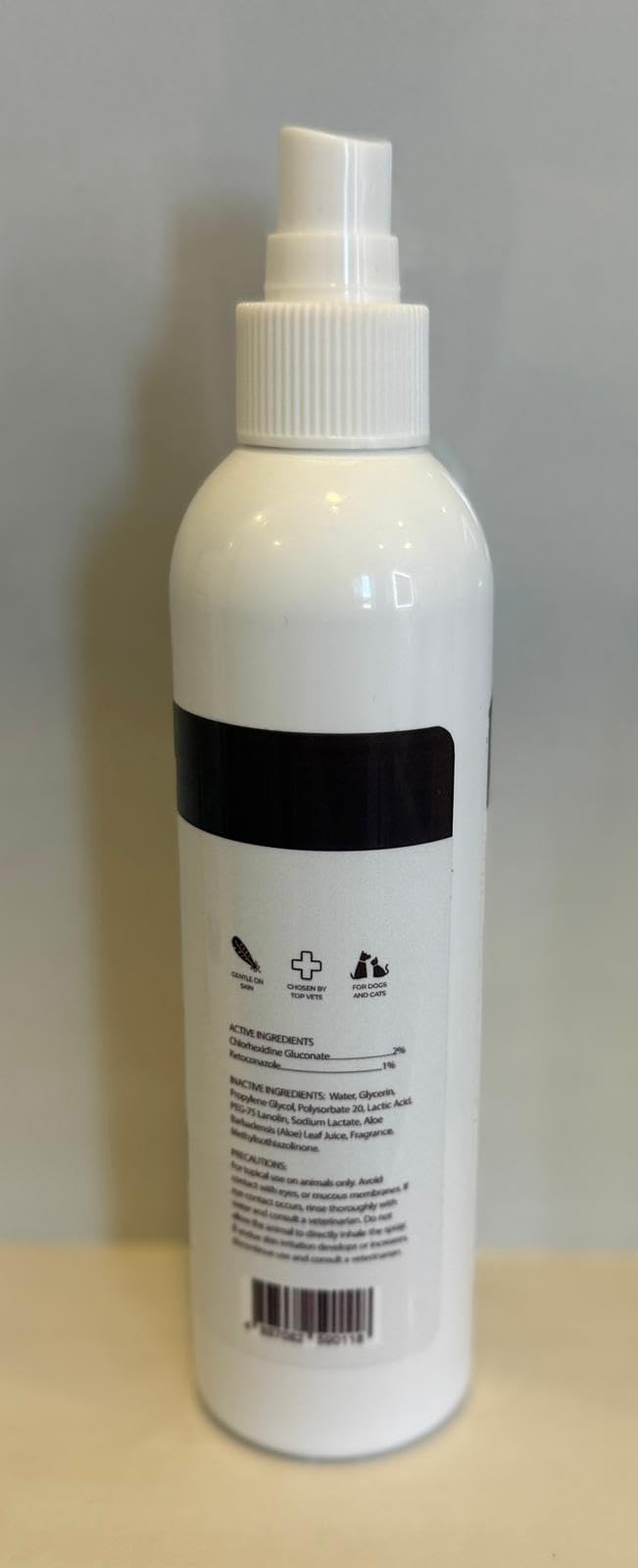Difusión suave del atomizador Smiling Paws Pets Advanced Spray durante el cepillado.