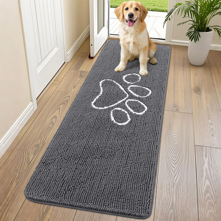 Alfombra Smiry con chenilla absorbente para patas limpias.