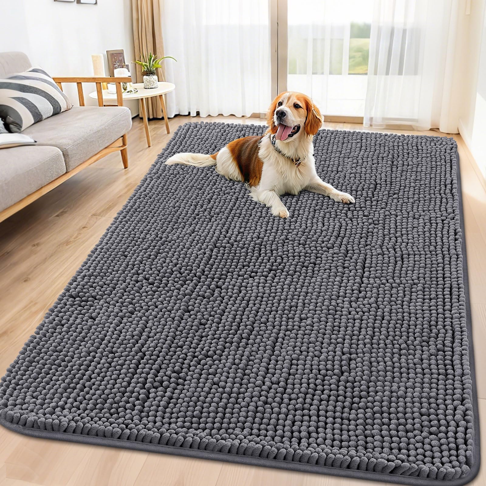Alfombra Smiry para puertas mostrando huellas mojadas; absorbe humedad en la entrada.