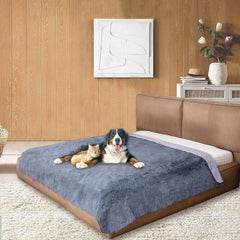 Snugglesinto manta para perros y gatos navy 82x120, ideal para siestas junto a tu mascota.
