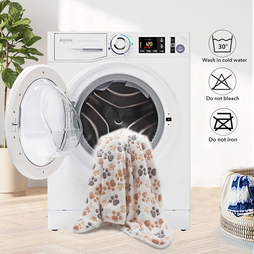 Patita blanca y diseño distintivo, manta ideal para siestas.