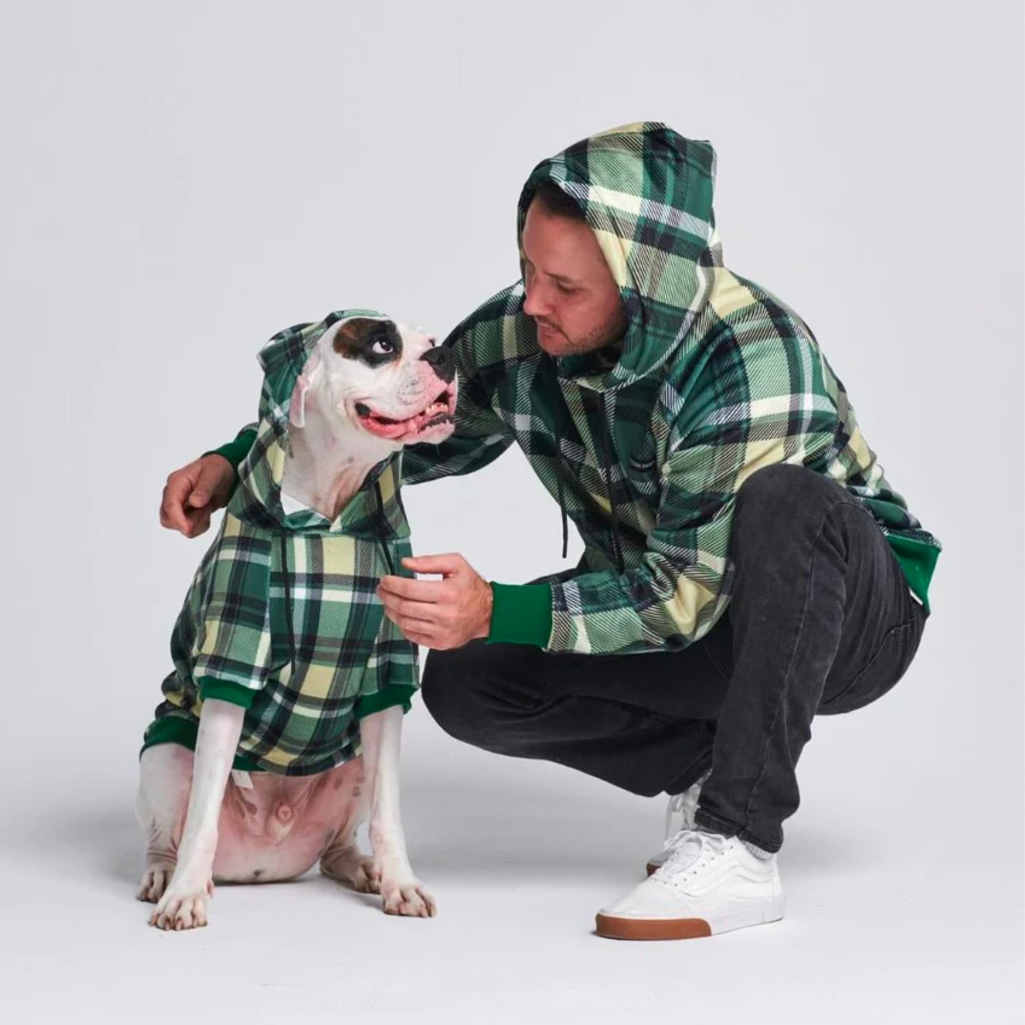Bolsillos delanteros de la sudadera Spark Paws, almacenamiento práctico para llaves y móvil.
