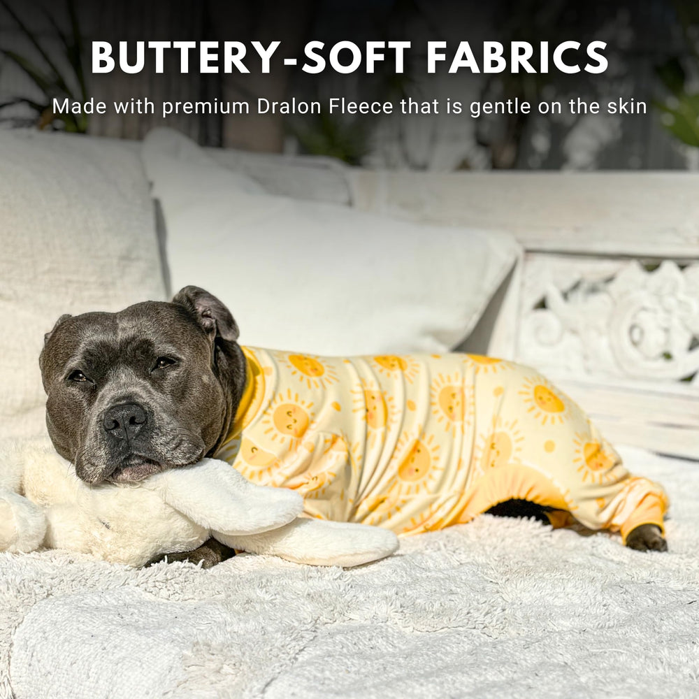Pijama Spark Paws diseñado para durar, manteniendo al perro cómodo cada noche.